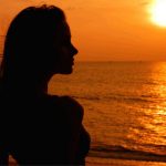 siluetta-di-donna-al-tramonto,-tramonto-sul-mare,-cielo-arancione-200627