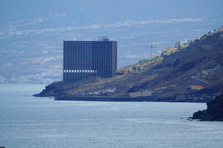 Tre edifici di Tenerife destinati a diventare alberghi minacciano la costa dell’isola